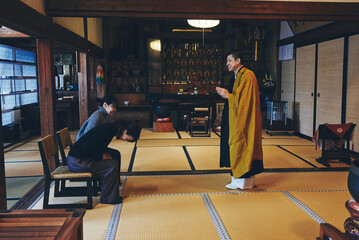 日本の寺院で法話をする僧侶