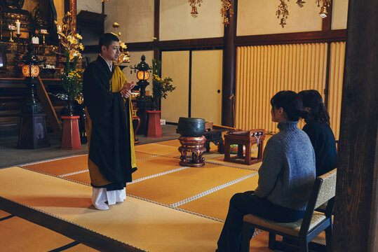 日本の寺院で法話をする僧侶