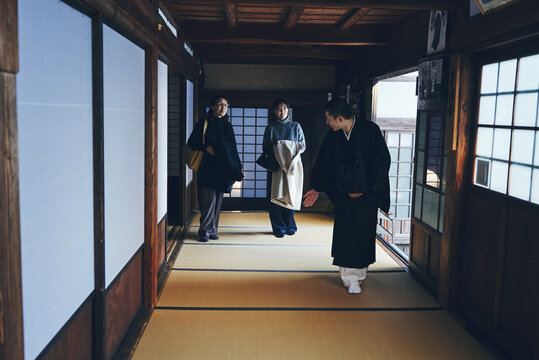 伝統的にな日本寺院の中を案内する僧侶