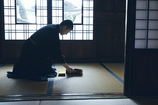 日本的な日本寺院で袈裟をまとう僧侶