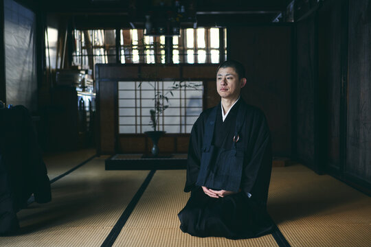 寺院で静かに心を整える僧侶
