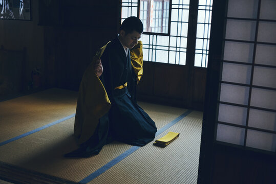 日本的な日本寺院で袈裟をまとう僧侶