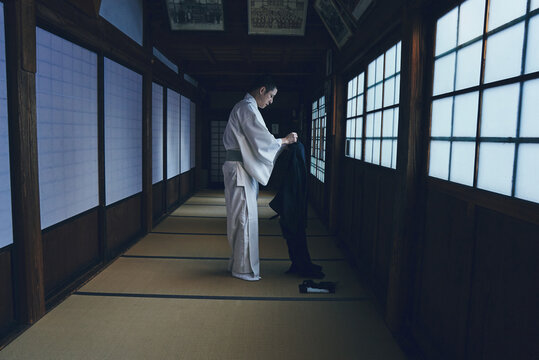 日本的な日本寺院で袈裟をまとう僧侶