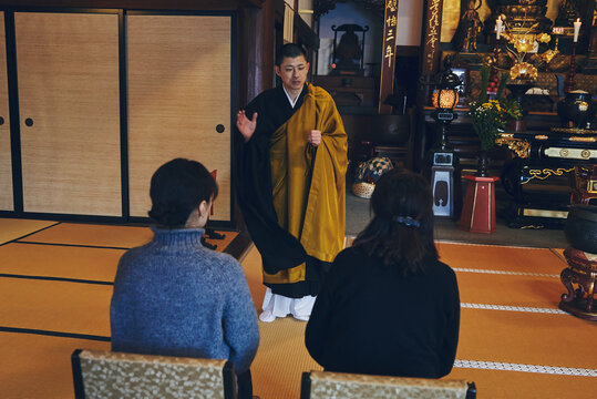 日本の寺院で法話をする僧侶