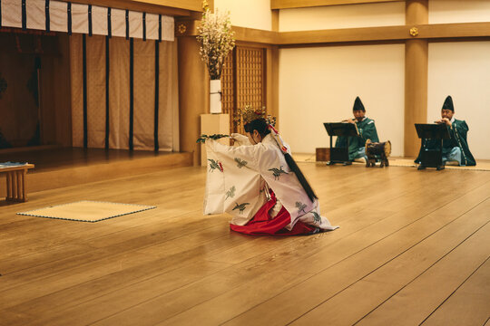 舞を踊る日本の巫女