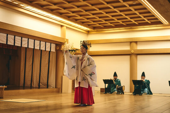 舞を踊る日本の巫女