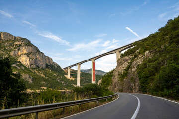 Viaduc et autoroute au Montenegro 