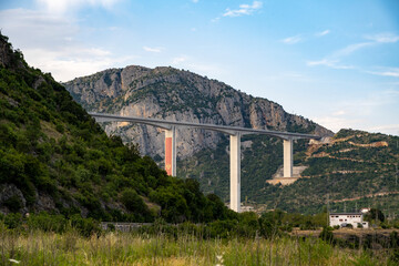 Viaduc et autoroute au Montenegro 