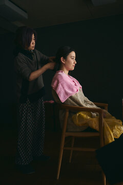 和装のヘアメイクをする日本人女性