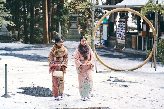 着物姿で初詣をする日本人女性