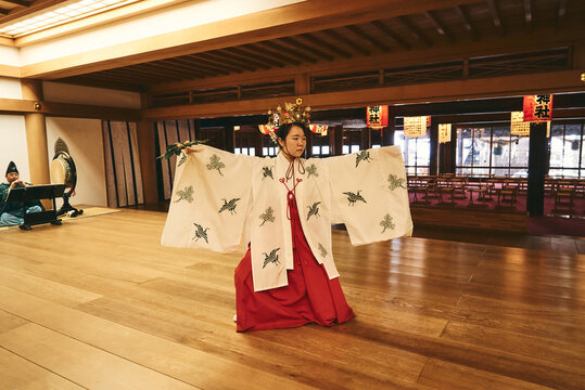 舞を踊る日本の巫女
