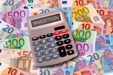 Ein Taschenrechner steht auf vielen Euro Banknoten und im Display steht das Wort Investition
