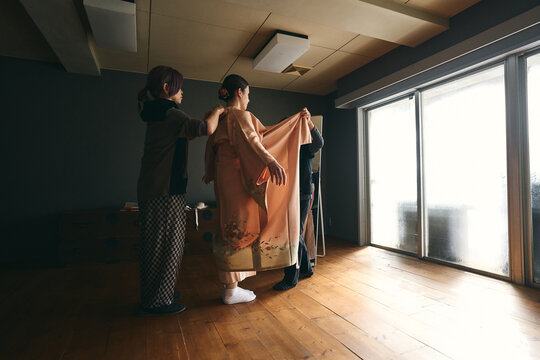 着物の着付けをする日本人女性