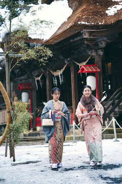 着物で初詣をする日本人女性達