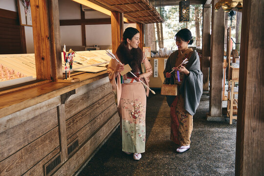 神社, 着物, 初詣, 絵馬をかける, 和服, 和装, 女性, 正月, 伝統, 美しい, お参り, 参拝, 冬