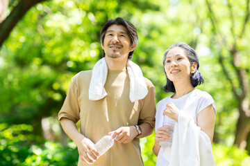 公園に立つミドル夫婦のポートレート
