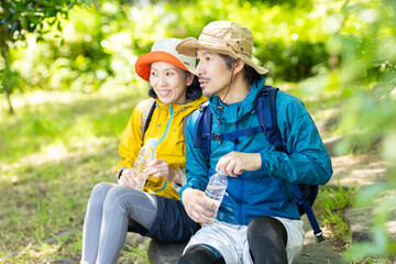 座って休憩するミドル夫婦