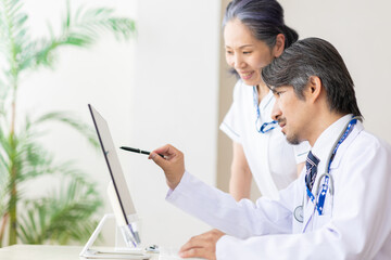 看護師と話をする医師
