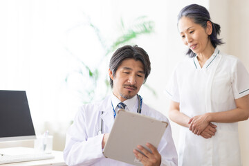 看護師と話をする医師