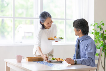 朝食を運ぶ女性