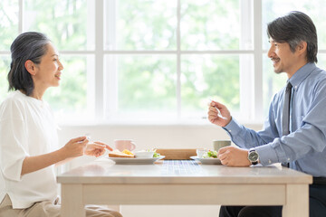 朝食を食べる夫婦