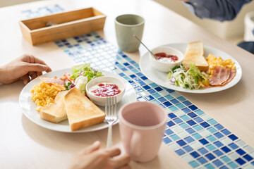 朝食を食べる夫婦の手元
