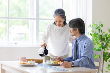 コーヒーを注ぐ女性