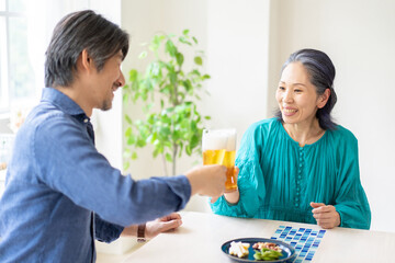 乾杯する男女