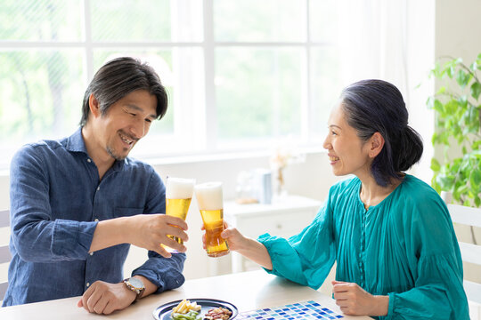 乾杯する男女 - Powered by Adobe