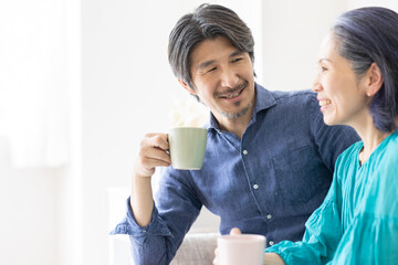 ソファでくつろぐ男女