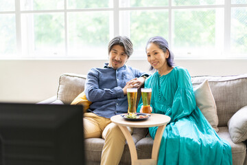 テレビを見る男女