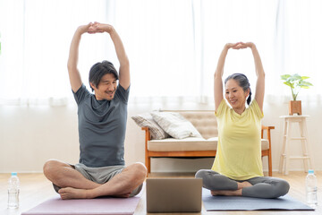 動画を見ながらストレッチをする男女