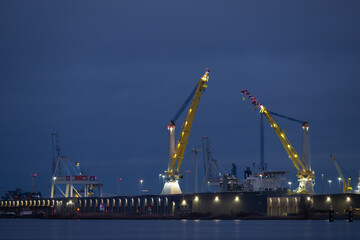Construction ships for windmills on sea