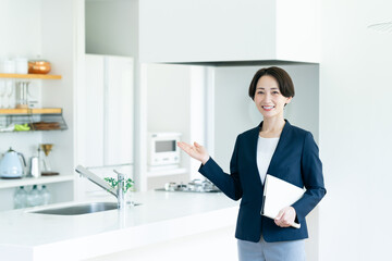 キッチンで営業するミドルのビジネスウーマン