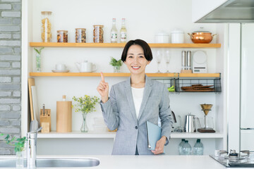 キッチンで営業するミドルのビジネスウーマン