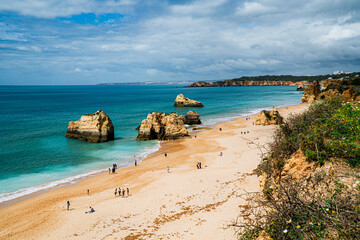  Plaża Praia da Rocha w Portugalskim mieście  Portimão nad Oceanem Atlantyckim. © Franciszek