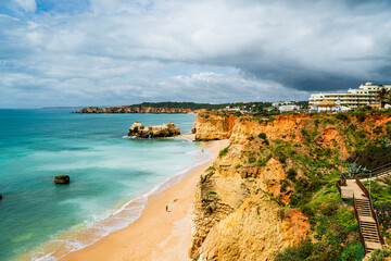  Plaża Praia da Rocha w Portugalskim mieście  Portimão nad Oceanem Atlantyckim. © Franciszek