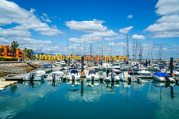 Portimao, nowoczesna marina, port jachtowy w Portugali