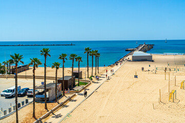  Plaża Praia da Rocha w Portugalskim mieście  Portimão nad Oceanem Atlantyckim.