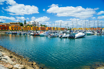 Portimao, nowoczesna marina, port jachtowy w Portugali