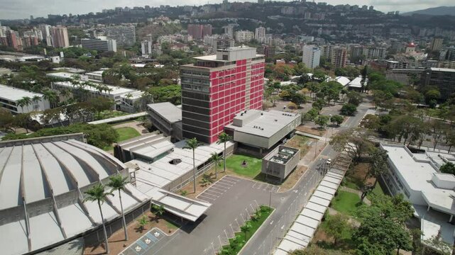 Vuelo de drone sobre Aula Magna y edificios de la UCV en Caracas, vista patrimonial a&eacute;rea