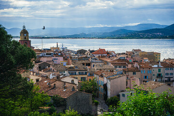 Saint-Tropez, miasto we Francji na Lazurowym Wybrzeżu nad Morzem Śródziemnym. Panorama ze wzgórza. © Franciszek
