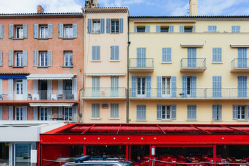 Kamienice w mieście portowym Saint-Tropez we Francji. Ulice na starym mieście.