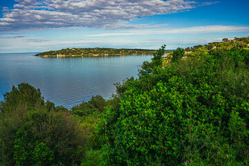 Lazurowe Wybrzeże we Francji. Może Śródziemne w okolicy  Saint-Tropez, wiosną w kwietniu. © Franciszek