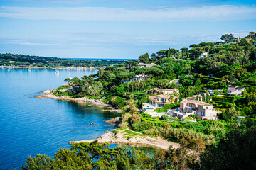 Lazurowe Wybrzeże we Francji. Może Śródziemne w okolicy  Saint-Tropez, wiosną w kwietniu. © Franciszek