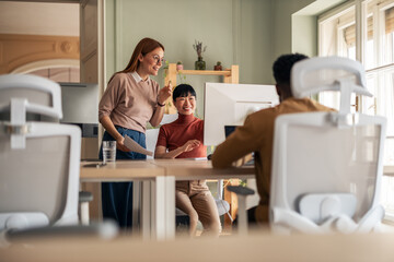 Obraz premium Team Collaborating on a Creative Project in a Modern Office Environment