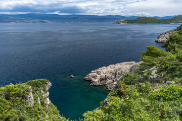 Obraz premium Pebbly Beach Kozica near the town of Vrbnik, azure water in the bay on the Adriatic Sea, a beach without people