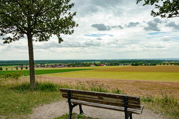 Ruhebank mit Blick über Felder und Dörfer bei Hannover – perfekter Ort zum Verweilen, Genießen und Entspannen in der weiten Landschaft des Kronbergs.