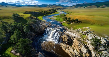 Vue aérienne d'un paysage naturel magnifique avec cascades et chute d'eau, prairies verdoyantes et montagnes en arrière-plan.