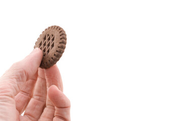 mano che regge un biscotto al cacao isolato su sfondo bianco o trasparente
